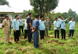 Asisten I Pemerintahan Drs Wasir Simanjuntak menunjuk areal UPTD Landbow yang berpotensi dapat dijadikan lokasi pembangunan workshop kepada Bupati Pandapotan Kasmin Simanjuntak.